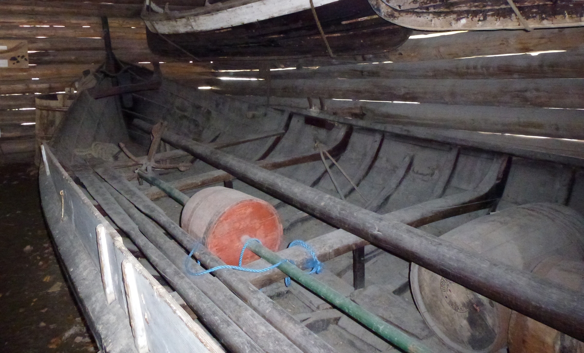 Lofoftbåt av Åfjordtypen, m/mast, rigg, 2 par årer og dregg m/håndlaget tau. Veng i bakskottet. Babord side har påsatt skvettbord fra vengen og litt foran midtskips. Tverr rong i forstavnen. 2 sett tolleganger, - foran vengen og mellom de fremste toflene.