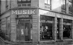 Eksteriør av A/S Fredrikstad Musikhandel med sin innehaver i