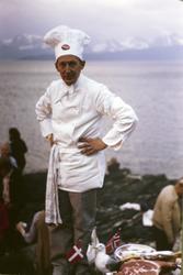 Rolf Bothner i kokkeklær. Bildet er tatt i fjæra på Stangnes