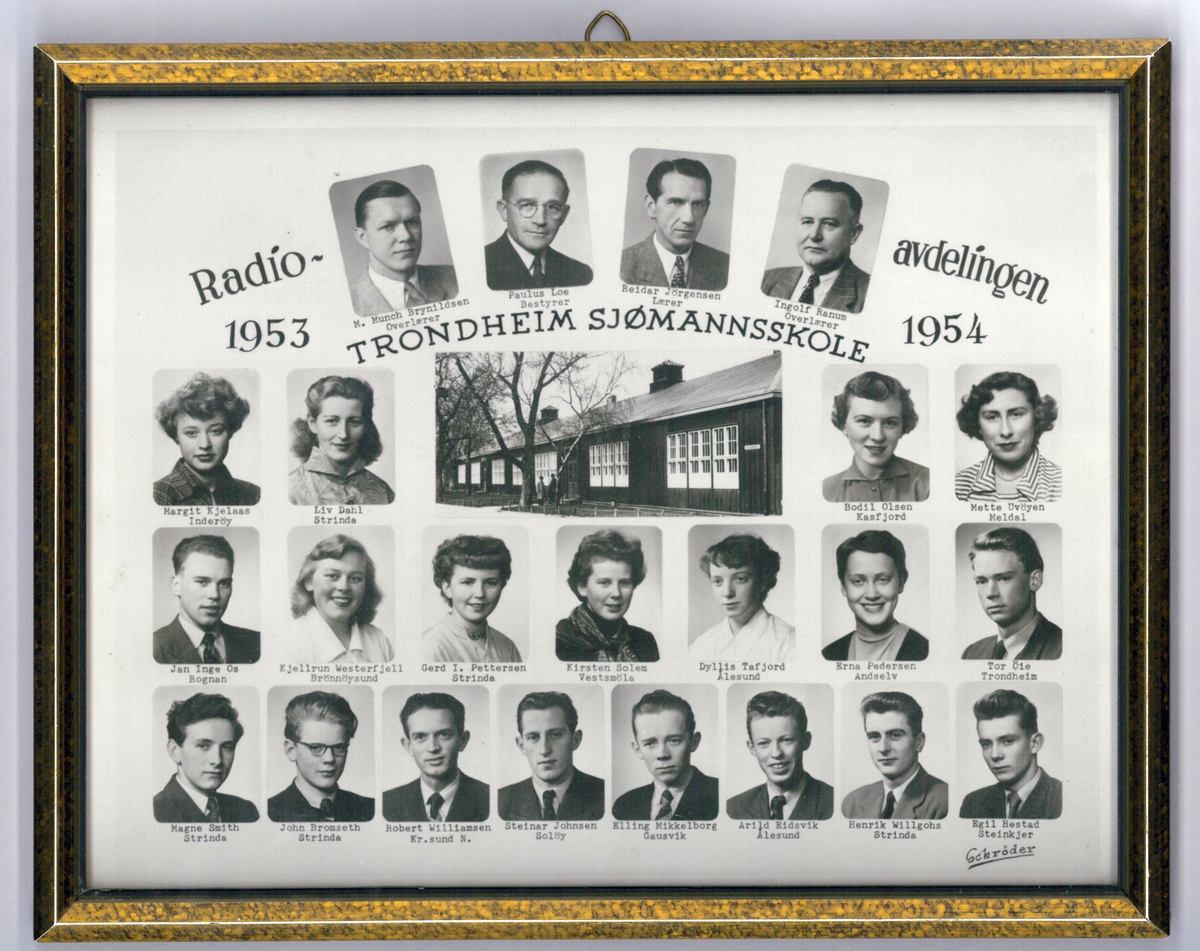 Klassebilde av elever og lærere ved Radioavdelingen ved Trondheim Sjømannskole 1953-54. Skolebygningen sentralt i motivet.
