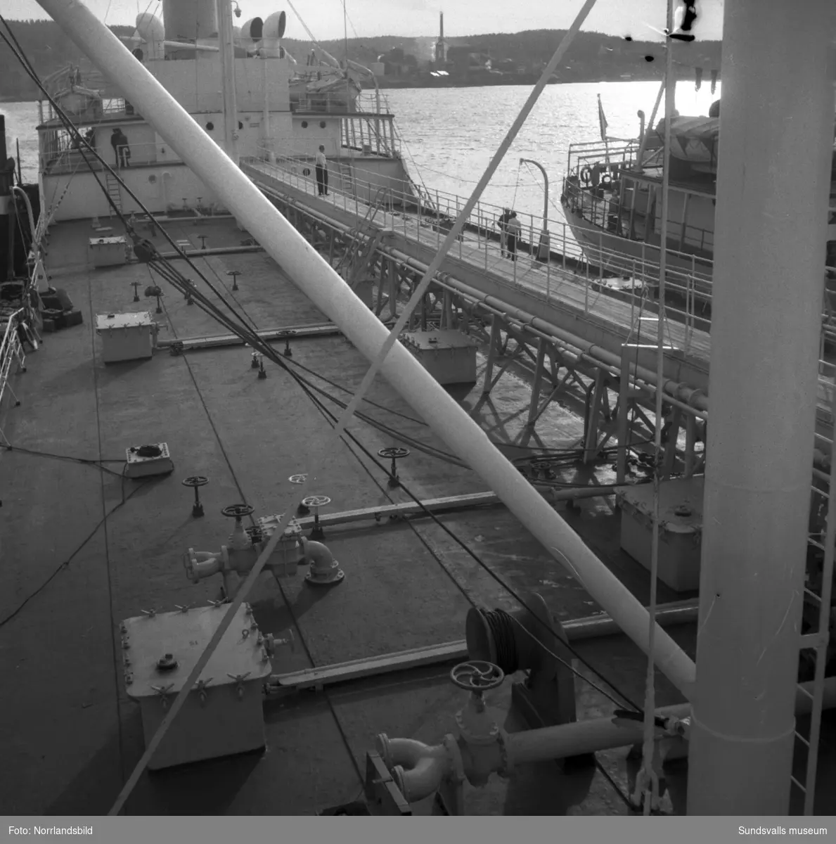 Tankfartyget Trondheim i Svartvik. Bilder från verksamheten ombord samt exteriörbilder.