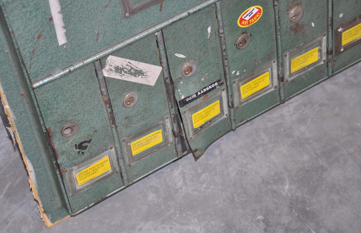 Grønt brevkasseanlegg for montering/innmuring i bygård.  Seksjon bestående av 7 låsbare brevkasser og låsbart lokk for postbudet.
