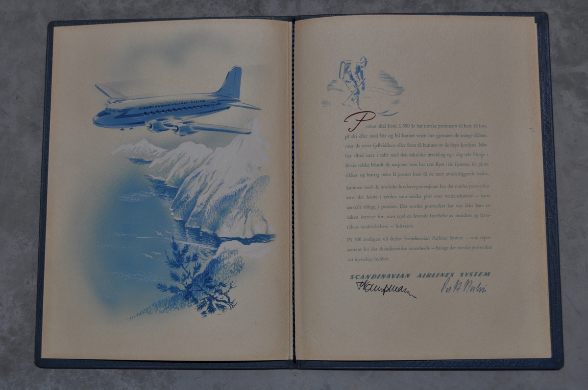 Skinnomslag med papirark med gratulasjonshilsen på innsiden.