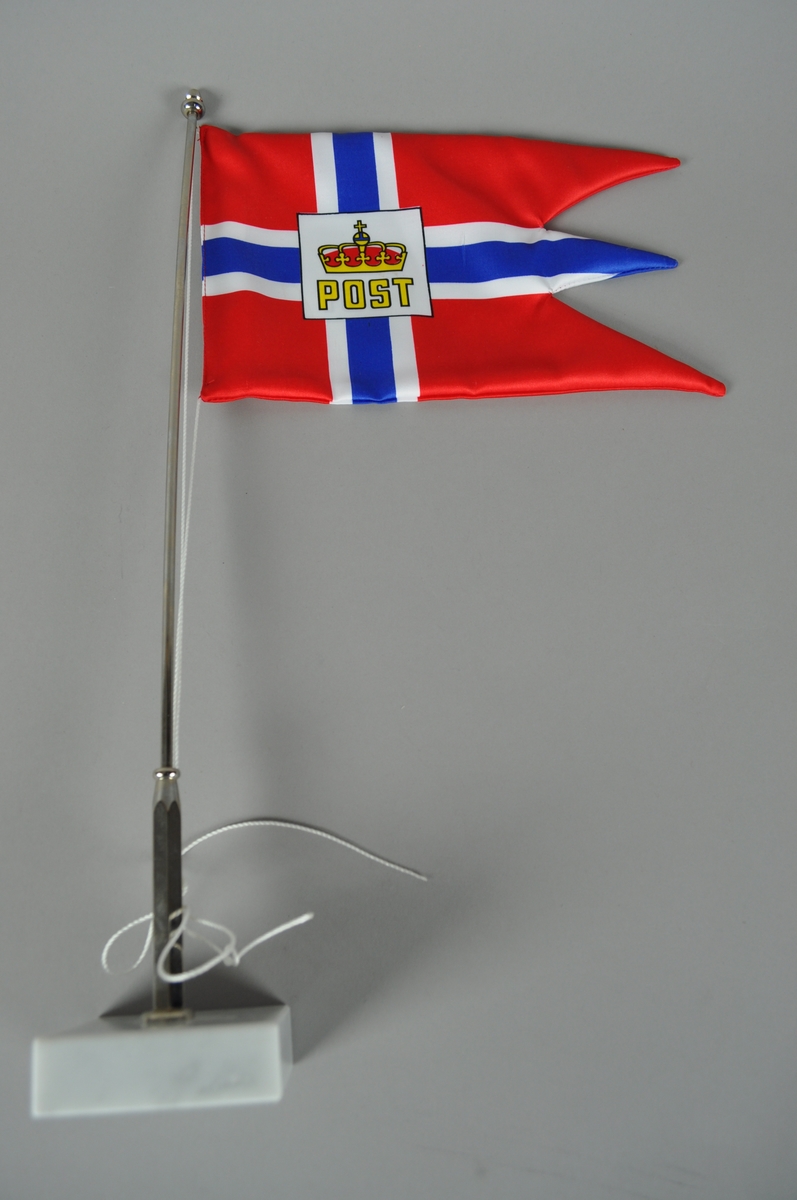 Splittflagg med Posthorn som bordflagg på sokkel av marmor og stang av metall