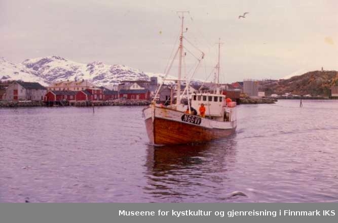 fiskebåten "Stig Villy"- havna i Ballstad, 1974