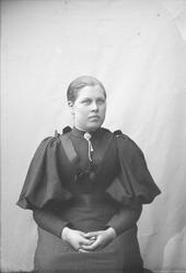 Portrett. Ung kvinne, Thea Stensrud. Brystbilde