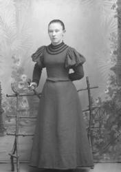 Portrett. Ung kvinne. Helfigur. Marit Holden