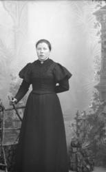 Portrett. Kvinne. Helfigur. Maria Stenhaugen