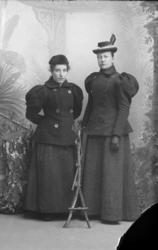 Portrett. To unge kvinner. Helfigur. Lena Stormyhren t.v. og