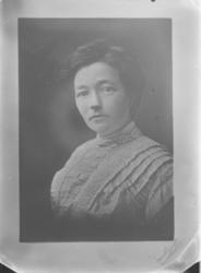 Portrett. Repro. Ung kvinne. O.Lundes søster