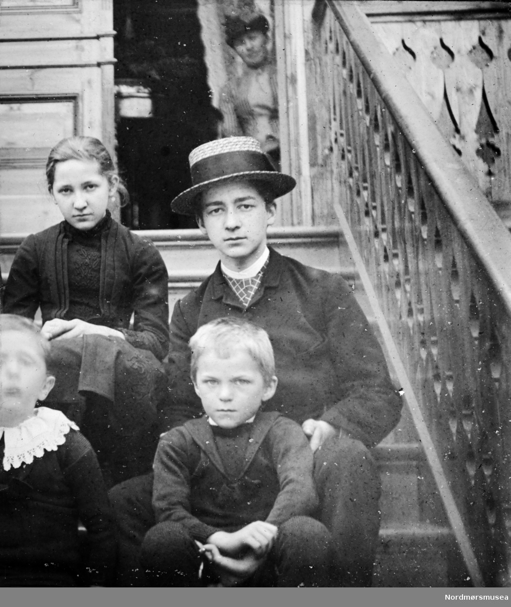 barn, unge, stråhatt, trapp. ca 1910. Samlingen har tillhørt Gert Faye-Gunnerud hvis mor var fra Walther-slekten i Kristiansund. Giver av samlingen er Tore Kristiansen. Fra Nordmøre museums fotosamlinger.