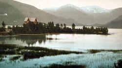 Håndkolorert. Villa, hytte, pensjonat ved vann. Idyll, turis