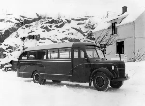 Busseksteriør. Syrrist & Lunden, karosseriverksted, etablert