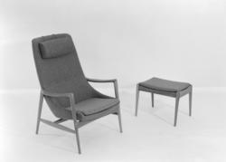 Lenestol med høg rygg og nakkepute. Ottoman.