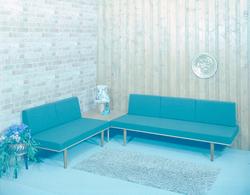 Hjørnebenk med bord.