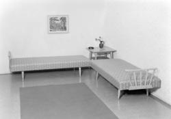 Sofabenk/ sovesofa og hjørnebord.