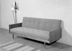 Kombinasjonsmøbel. Sofa, seng og bord i ett.