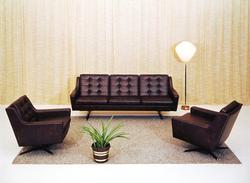 Salong. Sofa og lenestolar/svingstolar.