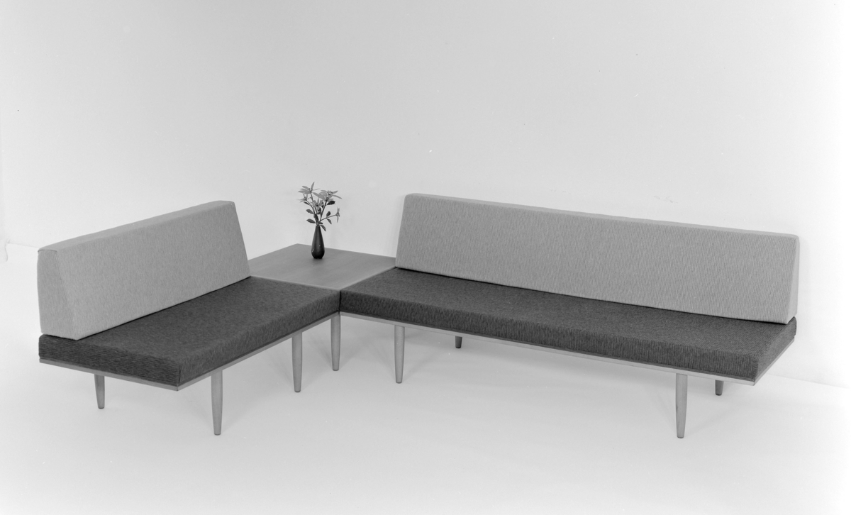 Sittemøbel. Sofabenk med  hjørnebord. Kombinasjonsmøbel.