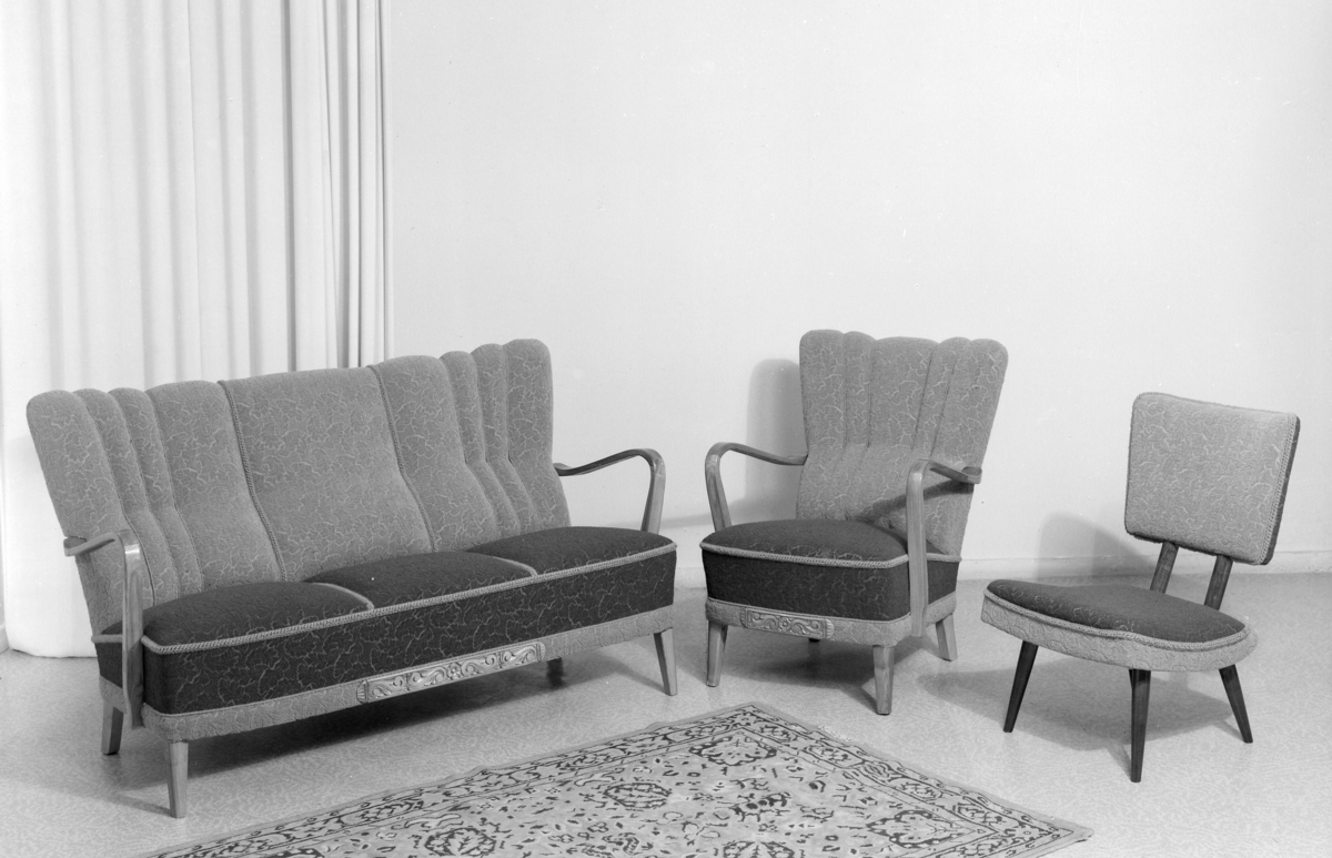 Sofa, lenestol og stol utan armlene.