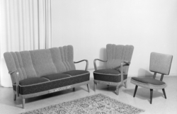 Sofa, lenestol og stol utan armlene.