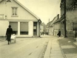 Farmanns gate 15b til venstre.
Bakgaten 15b til venstre.
P