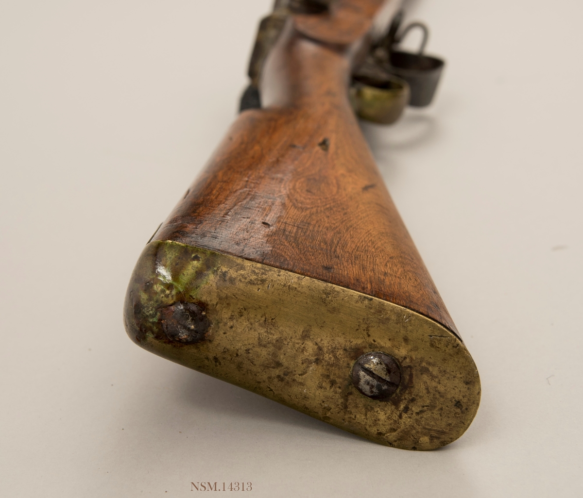 Geværet er av modell 1845/67 og produsert for marinen i et antall på ca.100. Geværet er langt kortere enn Modell 1860 for hæren og bedre til bruk om bord i skip. Det er vanskelig å skille de ulike kammerladningsmodellene fra hverandre men geværet har to trekk som skiller; baksiktet er utviklet for denne modellen og skruene i låsen er nummererte.

Våpenet er i dårlig stand og mangler utstøter/pussestokk og knappen på låsearmen.