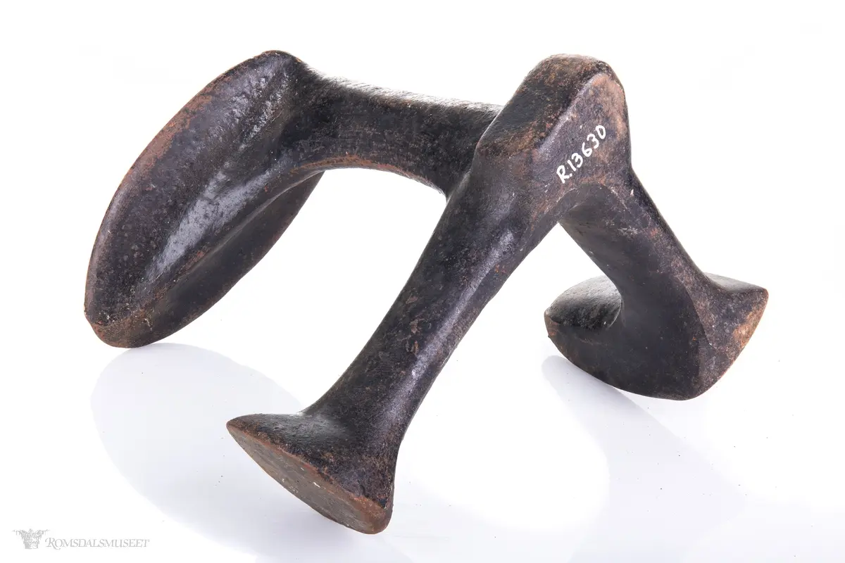 Skomakerlest i jern med tre ulike lester.