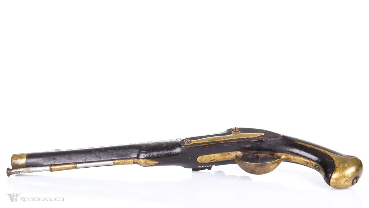 Flintlåspistol med glattboret løp, uten baksikte og med åpent korn. Skjefte av bøk med messingbeslag i enden og ved munningen. To røkner med ladestokk.