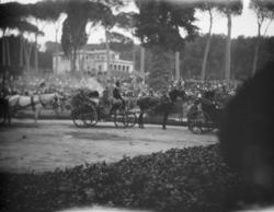 Opptog med hester og mange mennesker