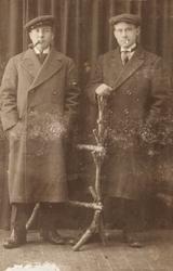 Studioportrett av to menn.