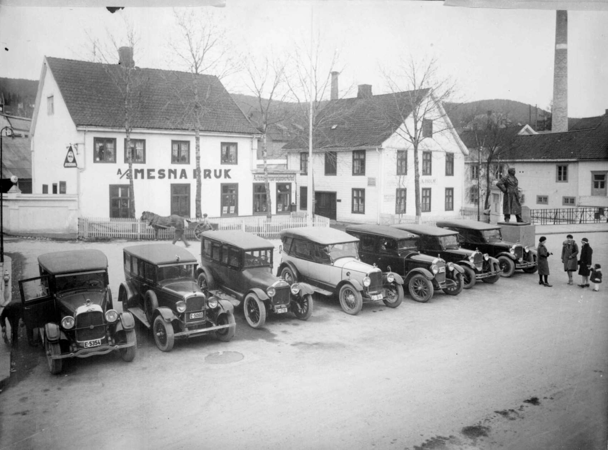 Repro: Drosjer på holdeplass, Lilletorget, Lillehammer.