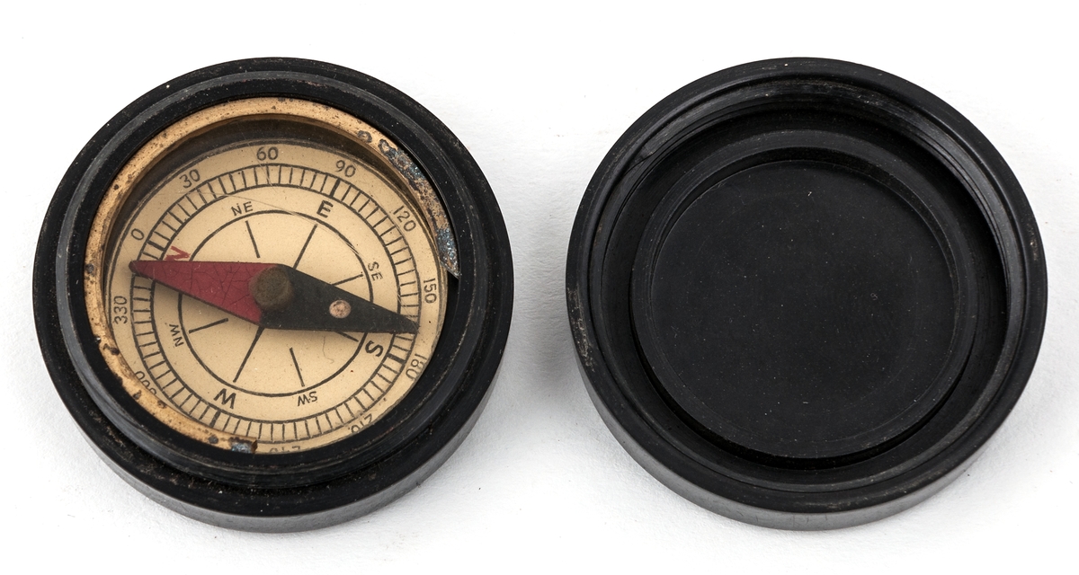 Liten kompass av glas och mässing i fodral av bakelit. Märkt på locket: Pocket compass made in England.