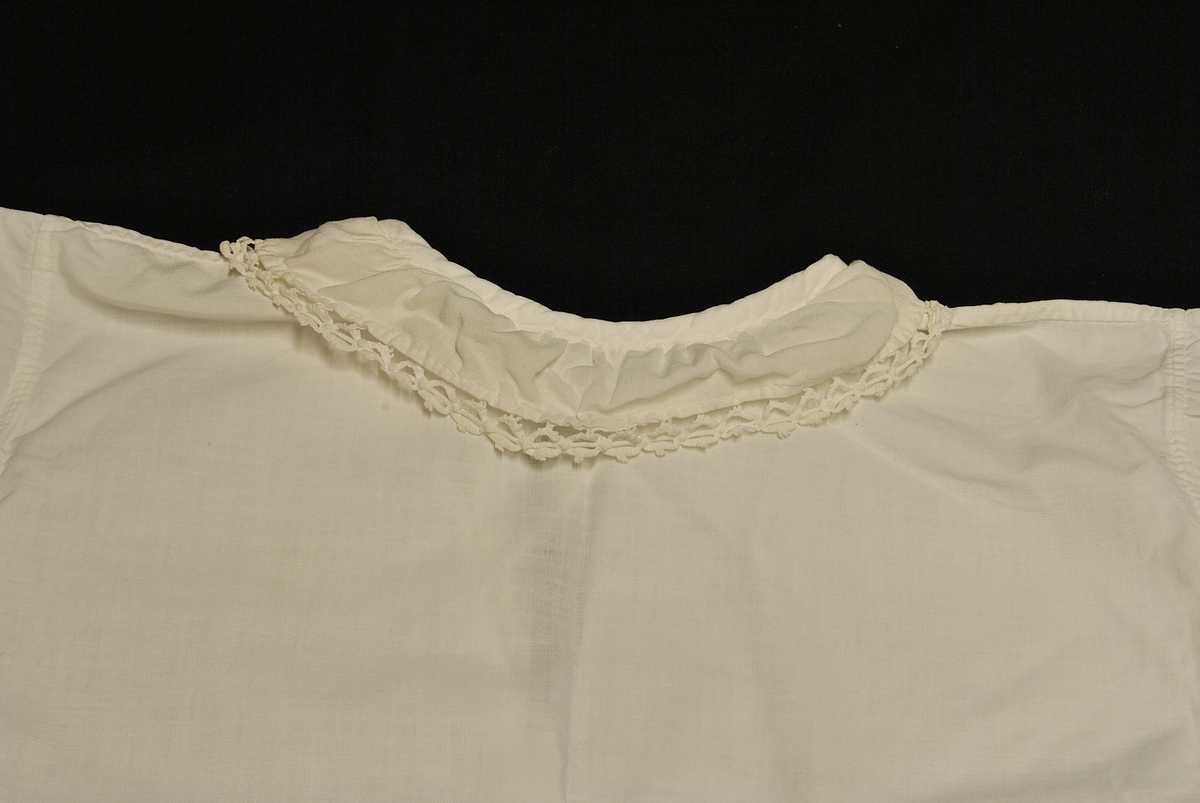 Rektangulær from. Nuppereller på kragen og ermene.