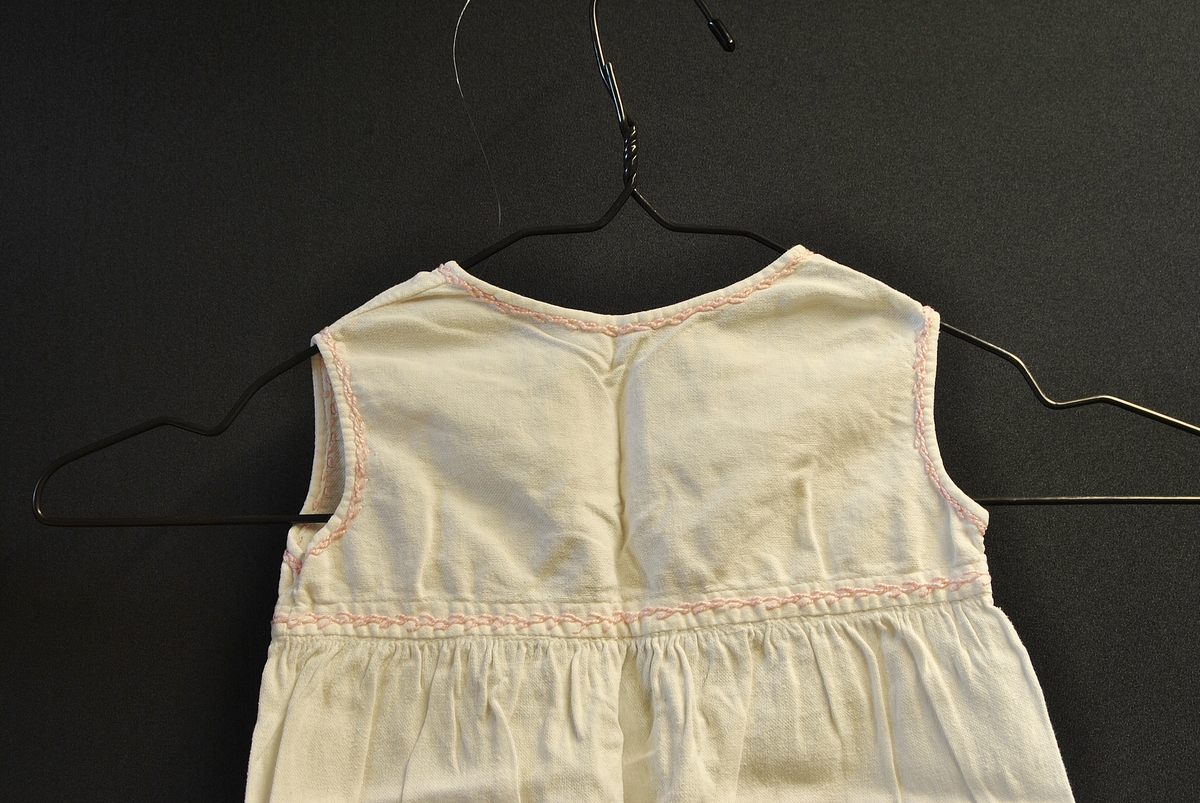 Avlang i formen. Åpen nede og bak, knytinger bak.