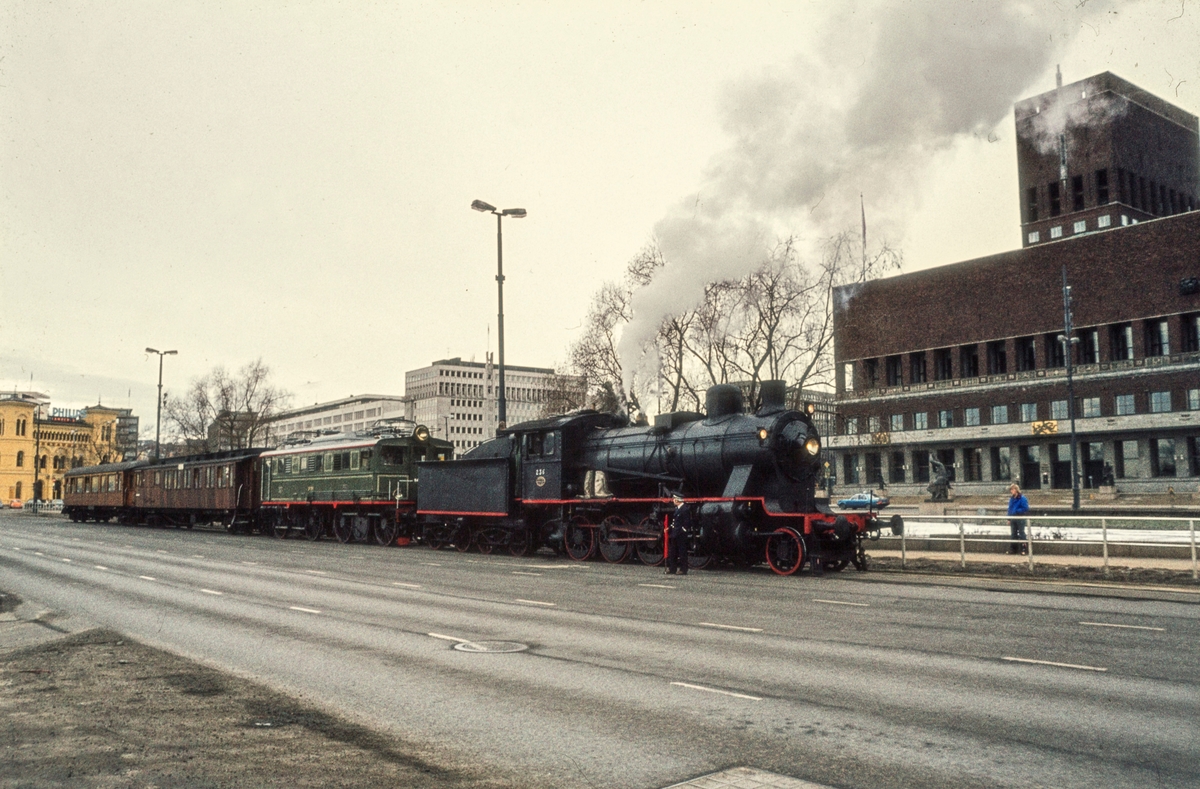 Veterantog på Rådhusplassen i Oslo. Toget trekkes av damplokomotiv type 24b nr. 236.