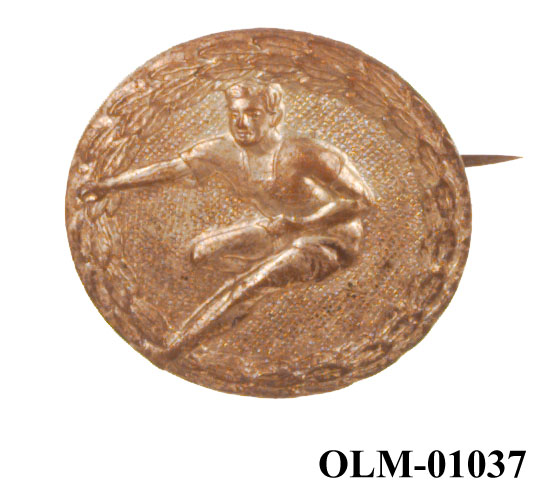 Inneholder 101 merker, pins og  medaljer.
Guttorm Berge tok tilbake samlingen 21.mai 1996.-notert i aksesjonsboken.