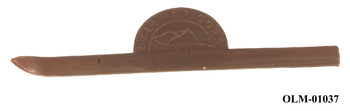 Inneholder 101 merker, pins og  medaljer.
Guttorm Berge tok tilbake samlingen 21.mai 1996.-notert i aksesjonsboken.