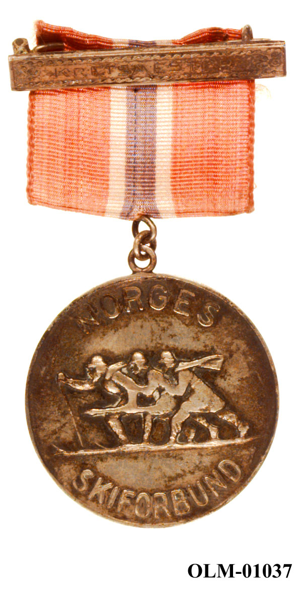 Inneholder 101 merker, pins og  medaljer.
Guttorm Berge tok tilbake samlingen 21.mai 1996.-notert i aksesjonsboken.