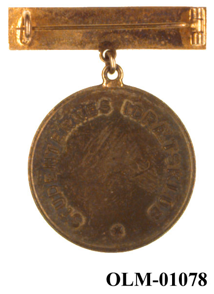 32 forskjellige medaljer og merker i ramme.
Bilde 7 er deltdagermerke fra Amsterdam 1928.
Bilde 18 og 19 er deltagermedalje fra Amsterdam 1928.
Bilde 20 og 21 er sølvmedaljen fra Antwerpen 1920.
Bilde 26 og 27 av bronsemedaljen fra Paris 1924.
Bilde 39 og 40 minnemedaljen fra Antwerpen 1920.