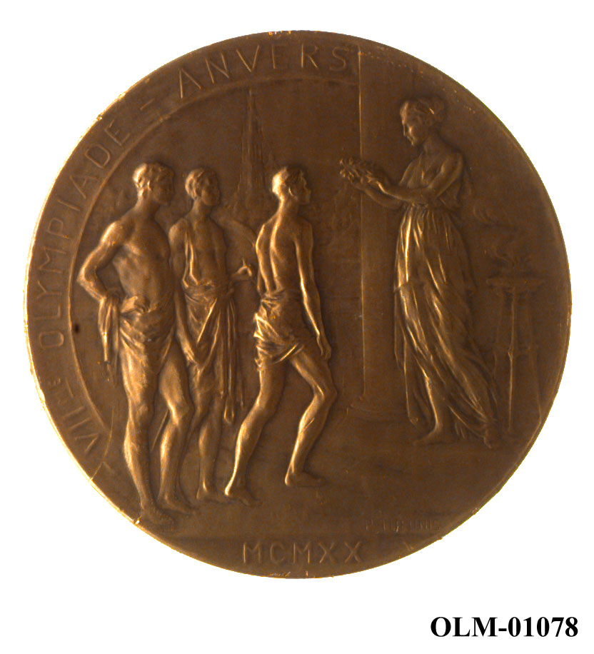32 forskjellige medaljer og merker i ramme.
Bilde 7 er deltdagermerke fra Amsterdam 1928.
Bilde 18 og 19 er deltagermedalje fra Amsterdam 1928.
Bilde 20 og 21 er sølvmedaljen fra Antwerpen 1920.
Bilde 26 og 27 av bronsemedaljen fra Paris 1924.
Bilde 39 og 40 minnemedaljen fra Antwerpen 1920.