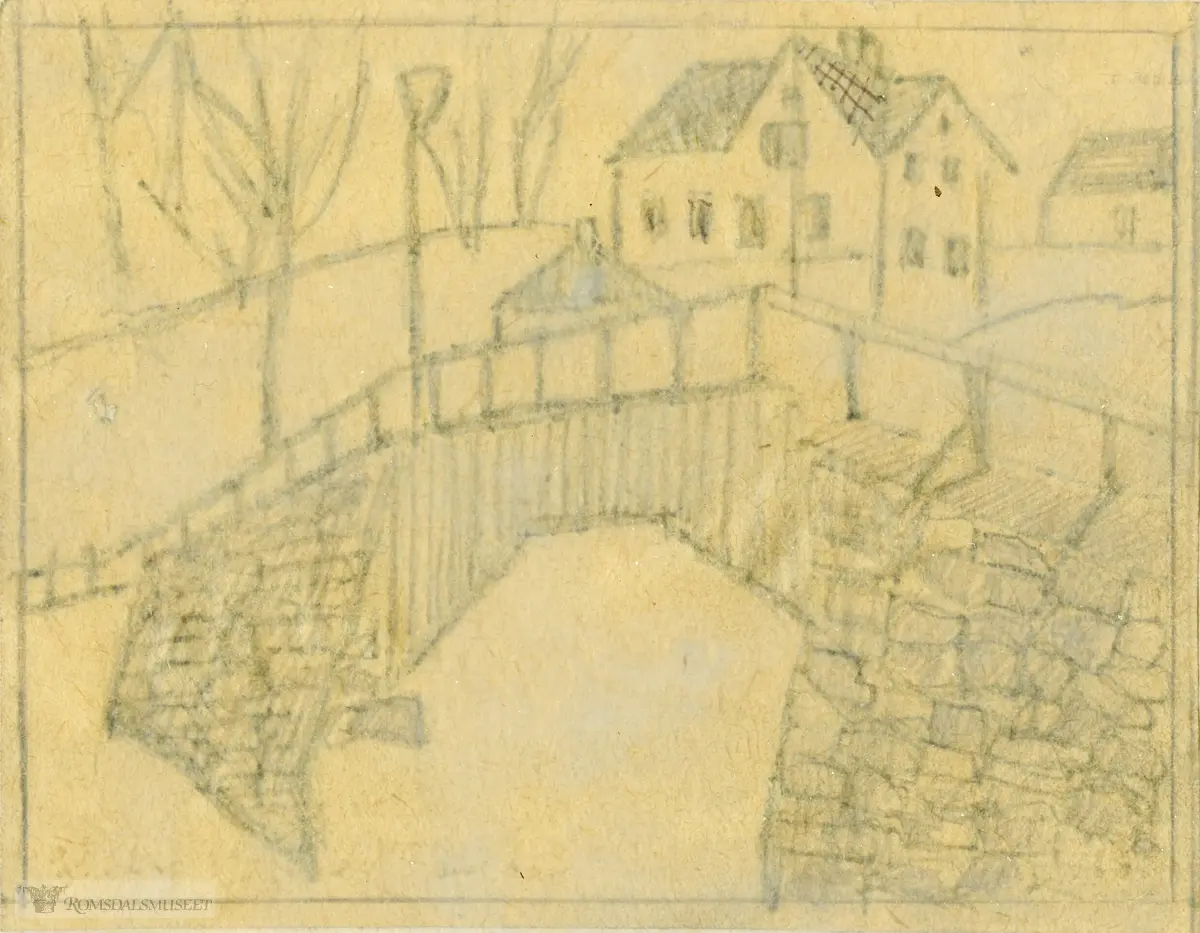 En gammel steinbro i et landskap med hus og trær i bakgrunnen.