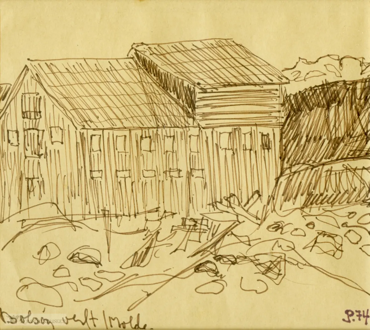 Trebygning med mange små vinduer. Fjell i bakgrunnen.