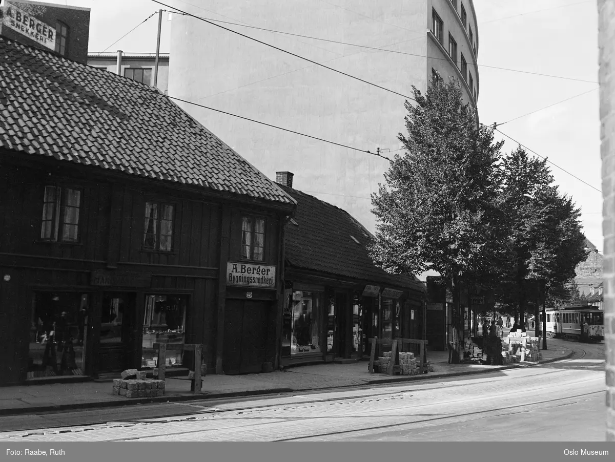 gateløp, bygårder, brostein, trikk