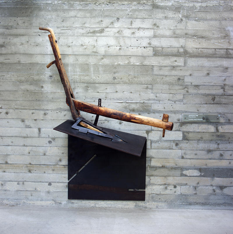 En hedmarks-ard er stilt ut på en stålplate som den "pløyer" seg ned i. (Foto/Photo)
