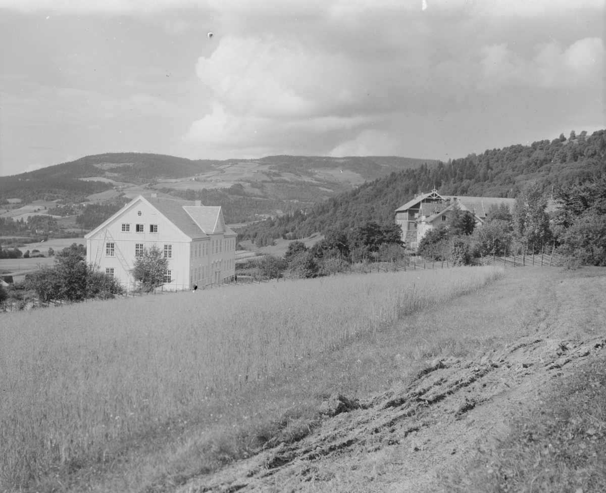 Storhove landbruksskole med Jørstadhøgda i bakgrunnen.