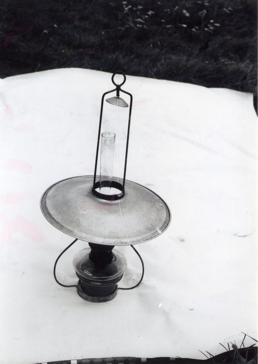 Parafinlampe med metallskjerm som ble brukt som taklampe på Tobakkvika, Våbenøya.