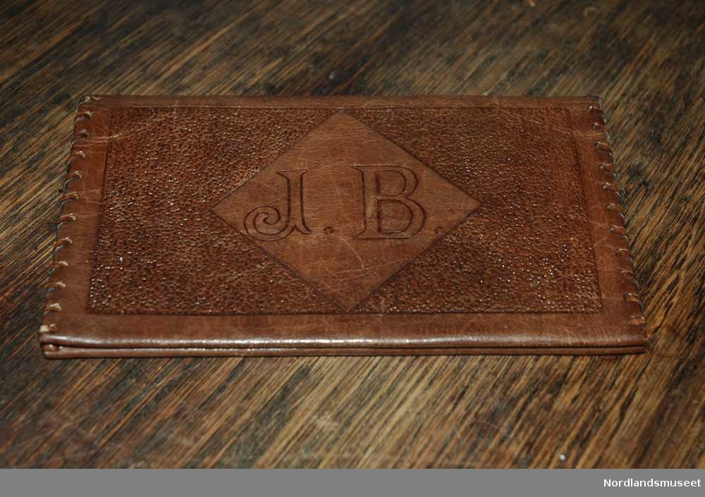 På framsiden av lommeboken har den inginalene "J.B." til Johannes Brateng. Det har også blitt preget inn "År 1942" på innsiden av lommeboken. Lommeboken har 5 lommer og 2 av dem kan lukkes igjen med en liten skinn hempe. Den har et fint mønster av symmetriske firkanter.