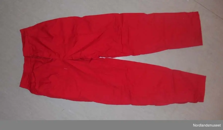 Bukse tilhørende butikkuniform fra S-laget. Ensfarget rød.