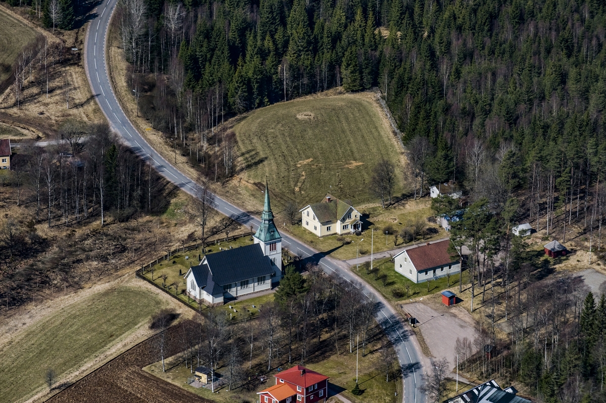 Flygfoto över Valdshults kyrka i Gislaveds kommun.